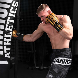 Erlebe Komfort und Schutz mit den Apex Elastic Boxhandschuhen von Phantom Athletics. Goldene Highlights sorgen für einen unverwechselbaren Look im Kampfsport.