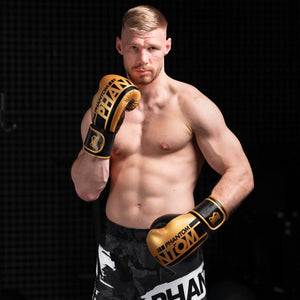 Boxhandschuhe in edler Goldoptik von Phantom Athletics – perfekter Begleiter für Sparring, Technik- und Ausdauertraining. Elastischer Klettverschluss für optimalen Sitz.