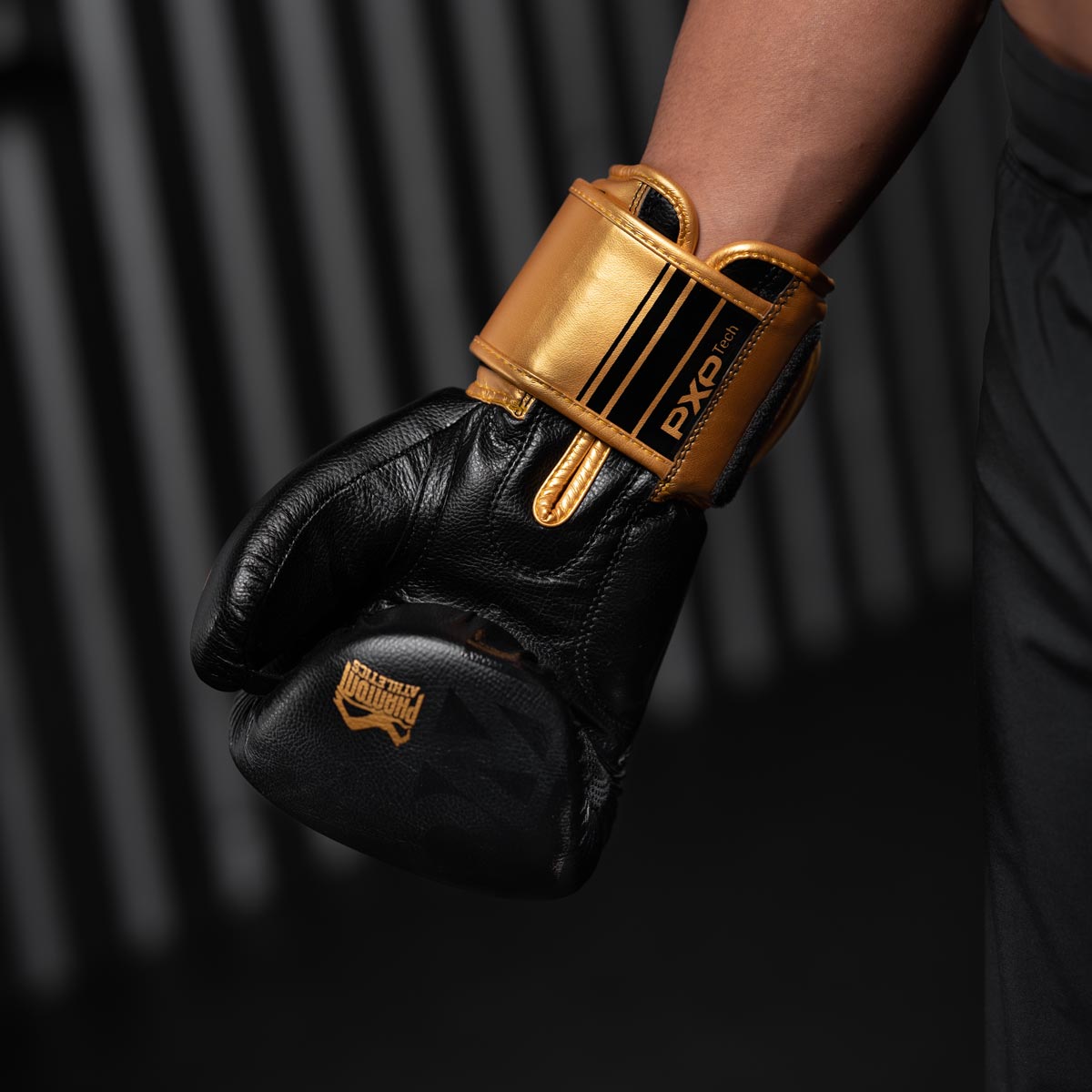 Goldene Phantom Athletics Boxhandschuhe aus der Apex-Serie – entwickelt für ein sicheres und effektives Training im Boxen und anderen Kampfsportarten.