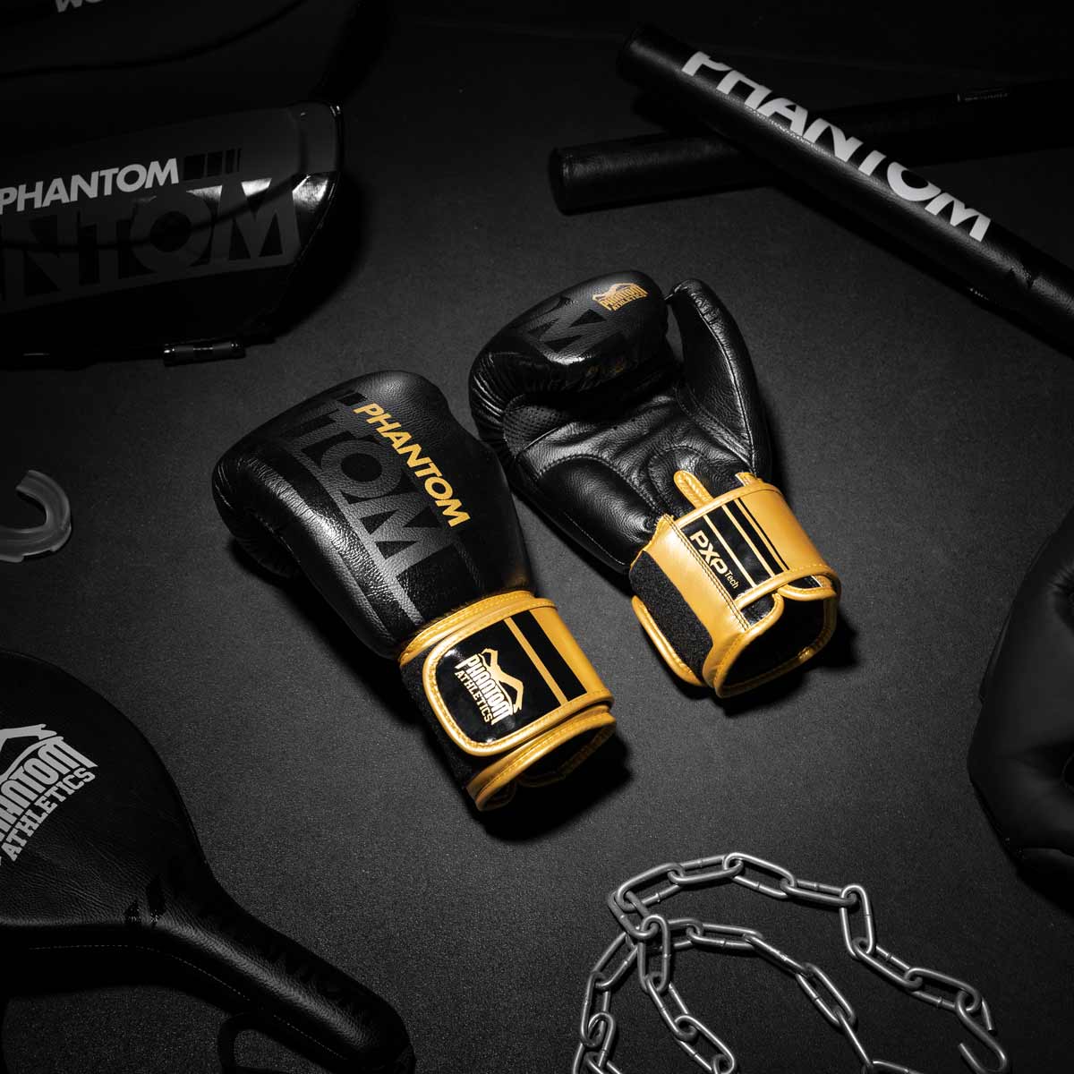 Phantom Athletics Boxhandschuhe Apex Gold bieten sicheren Halt und ausgezeichnete Dämpfung bei jedem Schlag. Entwickelt für höchste Ansprüche im Boxsport.