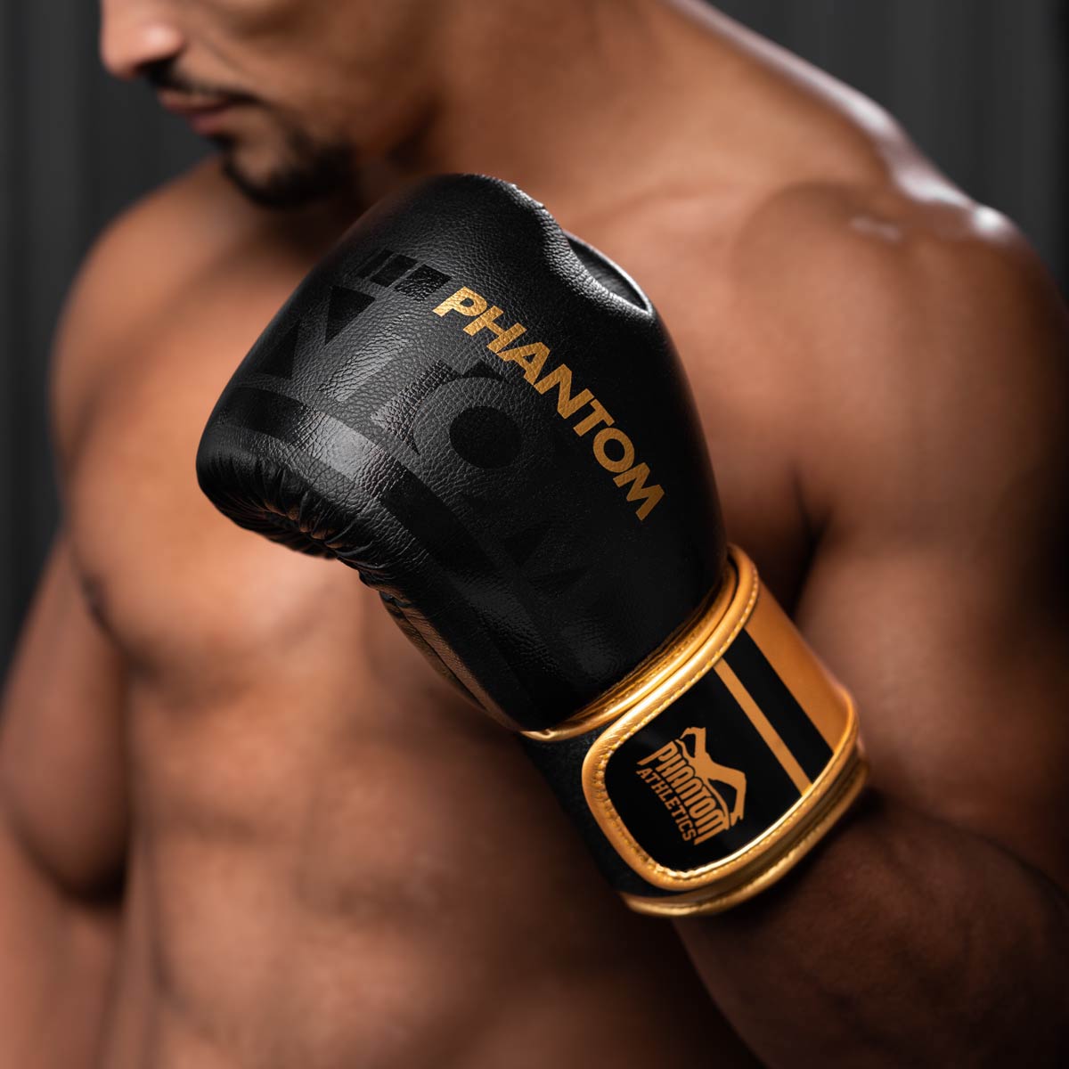 Boxhandschuhe in strahlendem Gold von Phantom Athletics – starkes Design trifft auf höchste Funktionalität im Boxsport und Kampfsport.