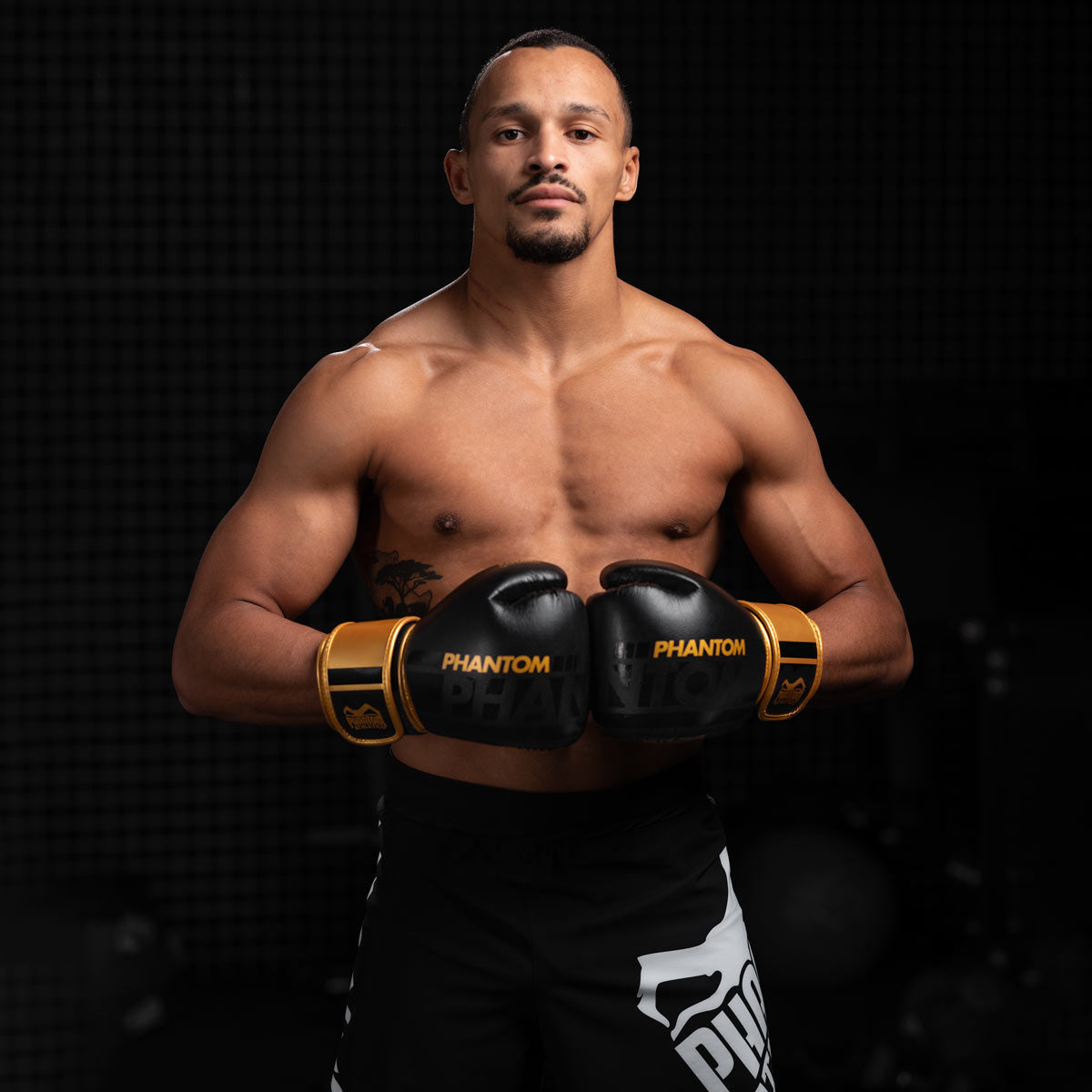Die Phantom Athletics Apex Gold Boxhandschuhe überzeugen durch langlebiges Material und eine robuste Polsterung für effektives Kampfsporttraining.