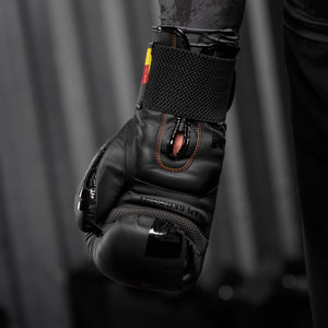 Ergonomische Phantom Athletics Boxing Gloves Germany in Schwarz, Rot und Gold. Entwickelt für Boxen, MMA und andere Kampfsportarten, bieten sie eine langlebige Polsterung und hervorragenden Schutz. Ideal für Anfänger und Profis.