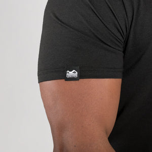 Phantom Athletics BMBA T-Shirt – perfekt für aktive Tage und Workouts. Robustes Design und hochwertige Verarbeitung machen es zu einem idealen Begleiter für Sportler.