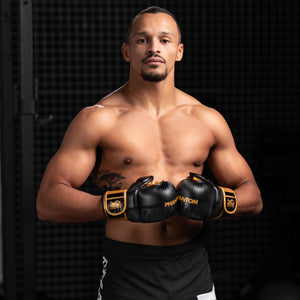 Detailreiche Verarbeitung und robustes Material: die goldenen Apex MMA Handschuhe von Phantom Athletics sind ideal für ambitionierte Fighter. Perfekte Balance zwischen Schutz und Beweglichkeit.