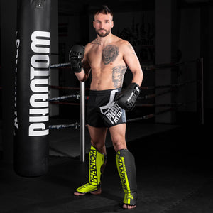 Ergonomische Schienbeinschoner von Phantom Athletics im auffälligen Neon-Design – speziell für Muay Thai, MMA und andere Kampfsportarten. Die robuste Konstruktion schützt zuverlässig vor Verletzungen, während das atmungsaktive Material Komfort garantiert. Ideal für intensives Training und Wettkampf.