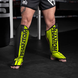 Neonfarbene Apex Striking Schienbeinschoner von Phantom Athletics für Kickboxen, MMA und Muay Thai. Dank der anatomischen Passform und der hochwertigen Polsterung sind sie perfekt für Kampfsportler, die Wert auf Sicherheit und Performance legen. Entwickelt, um auch bei härtesten Kicks zu bestehen.