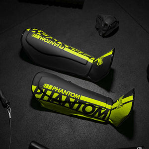 Hochwertige Schienbeinschoner Apex Striking Neon von Phantom Athletics – speziell für Kampfsportarten wie MMA, Muay Thai und Kickboxen. Das neonfarbene Design sorgt für einen modernen Look, während die strapazierfähigen Materialien optimalen Schutz und Halt bieten. Ideal für intensives Training und Wettkämpfe.
