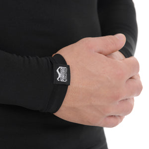 Das Compression Shirt Tactic Langarm ist speziell für harte Trainingseinheiten im Kampfsport entwickelt und bietet eine eng anliegende Passform, die den Körper optimal unterstützt. Die langärmelige Ausführung hält den Körper angenehm warm und trocken, auch bei intensiven Einheiten. Ideal für MMA, BJJ und Thaiboxen.