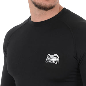 Das Compression Shirt Tactic Langarm von Phantom Athletics bietet optimalen Muskelhalt und eine enge Passform, ideal für MMA, BJJ und Muay Thai. Die langen Ärmel bieten zusätzlichen Schutz vor Hautirritationen, während das atmungsaktive Material die Haut trocken und kühl hält. Perfekt für intensive Trainingseinheiten und Sparring.