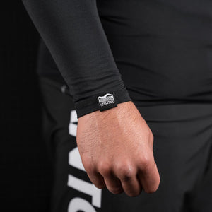 Das Compression Shirt Tactic Langarm vereint Funktionalität und Komfort, mit einer Kompressionspassform, die die Muskulatur unterstützt und Ermüdung vorbeugt. Die langen Ärmel bieten extra Schutz und verhindern Hautirritationen bei intensiven Workouts im MMA und Muay Thai. Ideal für Athleten, die Leistung und Komfort kombinieren möchten.