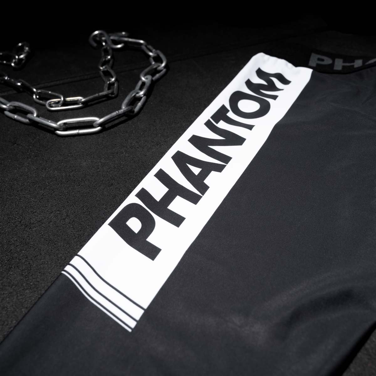 Lange Compression Tights von Phantom für deinen Kampfsport. Überragende Qualität, Passform und Komfort. Perfekt für MMA, Grappling, Muay Thai, BJJ oder auch Ringen. Die beste Kampfsport Legging auf dem Markt. Hier im schwarzen Apex Design.