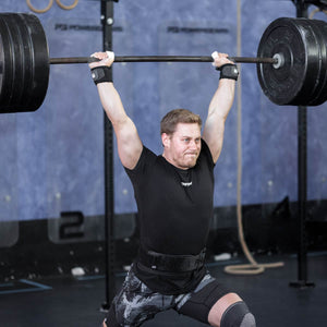 Leistungsstarker Weightlifting Belt von Phantom Athletics, ideal für Muay Thai und MMA-Workouts. Bietet eine sichere Passform und zusätzliche Unterstützung bei intensiven Lifts.