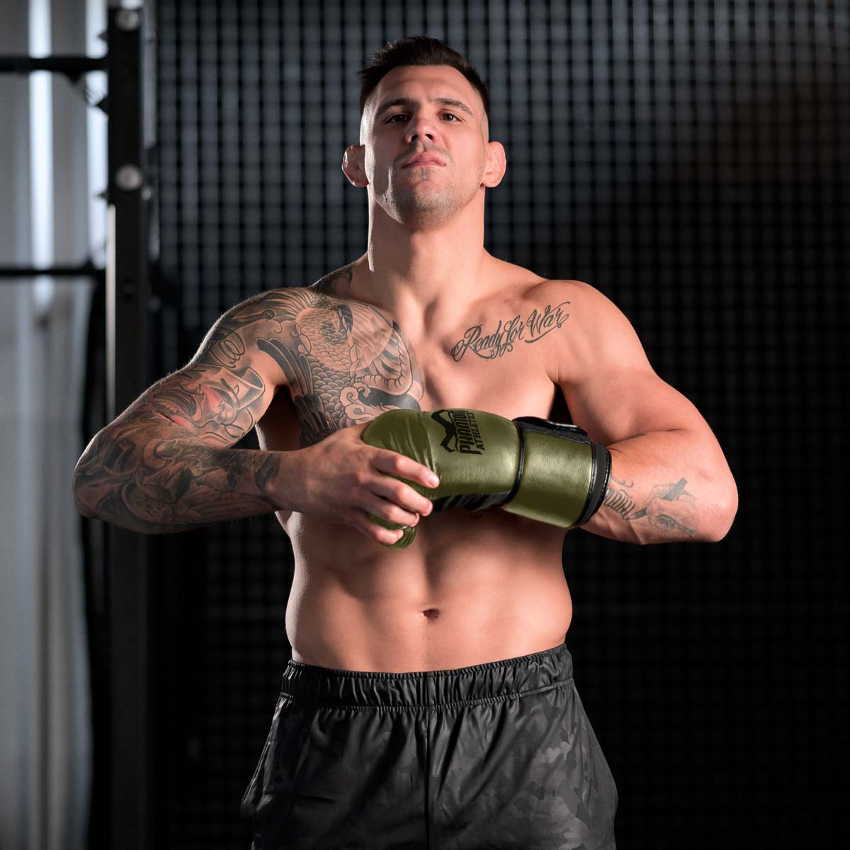 Die Phantom Elite ATF Boxhandschuhe für dein Kampfsport Training. Profi Boxhandschuhe mit fantastischer Polsterung, Mesh Einsatz im Innenhandbereich sowie einem überragenden Handgelenkssupport.  UFC Fighter Aleks Rakic beim Training.