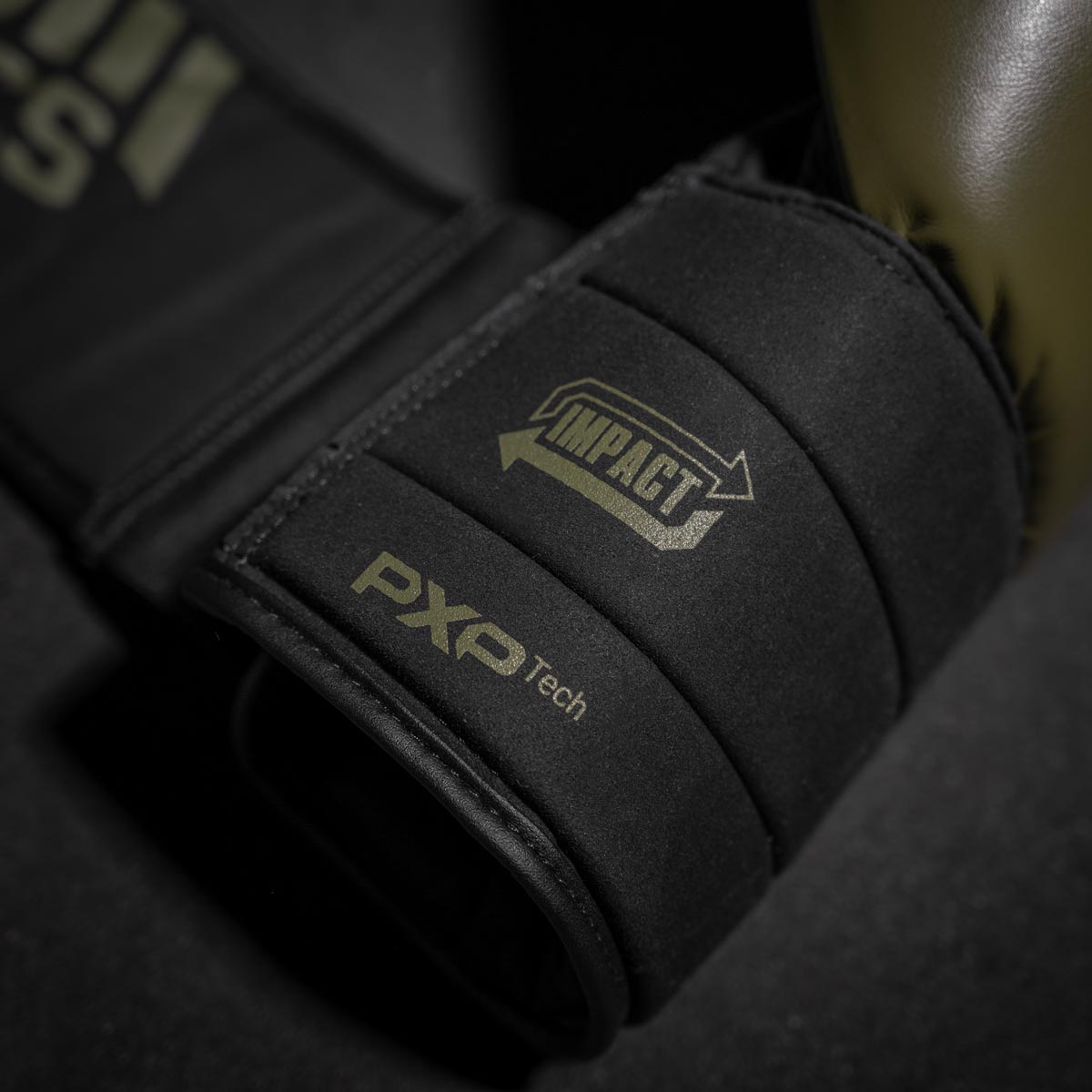 Die Phantom Elite ATF Boxhandschuhe für dein Kampfsport Training. Profi Boxhandschuhe mit fantastischer Polsterung, Mesh Einsatz im Innenhandbereich sowie einem überragenden Handgelenkssupport. 