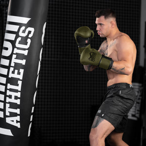Die Phantom Elite ATF Boxhandschuhe für dein Kampfsport Training. Profi Boxhandschuhe mit fantastischer Polsterung, Mesh Einsatz im Innenhandbereich sowie einem überragenden Handgelenkssupport.  UFC Fighter Aleks Rakic beim Boxsacktraining. 