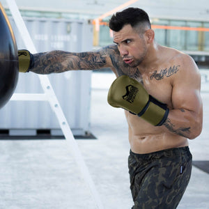 Die Phantom Elite ATF Boxhandschuhe für dein Kampfsport Training. Profi Boxhandschuhe mit fantastischer Polsterung, Mesh Einsatz im Innenhandbereich sowie einem überragenden Handgelenkssupport.  UFC Fighter Aleks Rakic beim Boxsacktraining. 