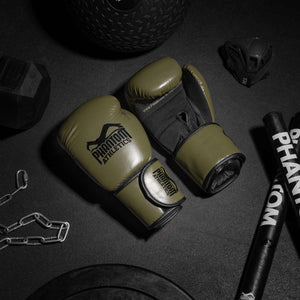 Die Phantom Elite ATF Boxhandschuhe für dein Kampfsport Training. Profi Boxhandschuhe mit fantastischer Polsterung, Mesh Einsatz im Innenhandbereich sowie einem überragenden Handgelenkssupport. 