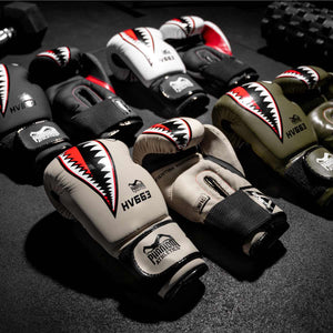 Hochwertige Boxhandschuhe von Phantom Athletics in Sand-Optik, perfekt für Muay Thai und Kickboxen. Entwickelt für anspruchsvolles Training mit optimaler Polsterung und Stabilität.