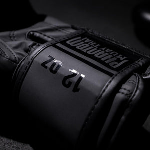 Die Phantom Athletics Blackout Edition Boxhandschuhe sind leicht, strapazierfähig und ergonomisch designt. Sie bieten die perfekte Unterstützung für Anfänger und erfahrene Kampfsportler gleichermaßen.