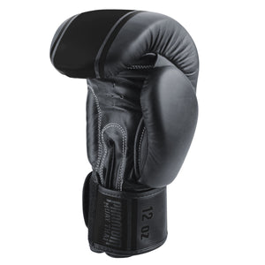 Die Phantom Athletics MT Pro Blackout Boxhandschuhe sind ideal für Kampfsportler, die auf Leistung und Stil setzen. Ihre ergonomische Passform bietet höchsten Schutz bei harten Schlägen.
