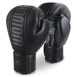 Phantom Athletics Boxhandschuhe MT Pro Blackout Edition bieten optimalen Schutz und Komfort für anspruchsvolle Trainingseinheiten im Boxen und Muay Thai. Die hochwertige Verarbeitung sorgt für maximale Langlebigkeit.