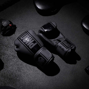 Mit den Phantom Athletics Boxhandschuhen MT Pro Blackout Edition bist du bestens für dein Training gerüstet. Das strapazierfähige Material und die Polsterung garantieren Sicherheit und Komfort.