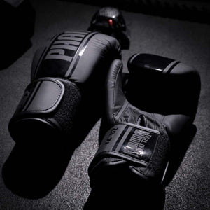 Diese Boxhandschuhe von Phantom Athletics in der MT Pro Blackout Edition überzeugen durch ihr minimalistisches Design und ihre hochwertige Verarbeitung. Sie eignen sich ideal für anspruchsvolle Trainingseinheiten.