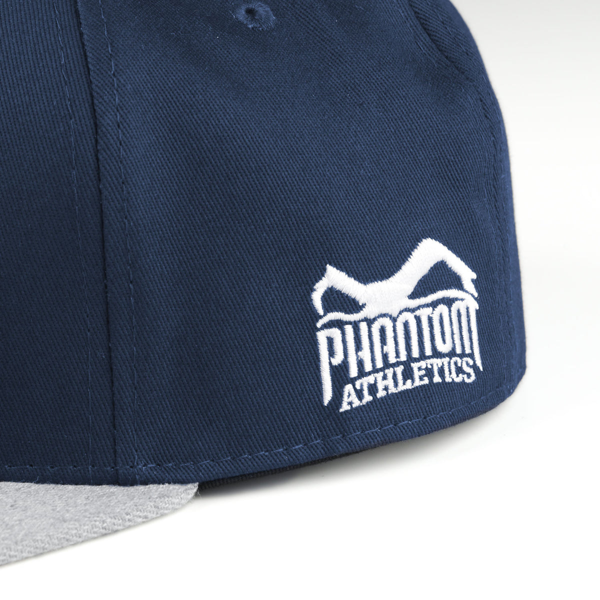 Phantom Cap für Kampfsportler. Navyblau/Graue Basecap mit flachem Schirm und hochwertig gesticktem Phantom Athletics Logo. Ideal für alle MMA Kämpfer, Boxer, Thaiboxer oder Kickboxer.
