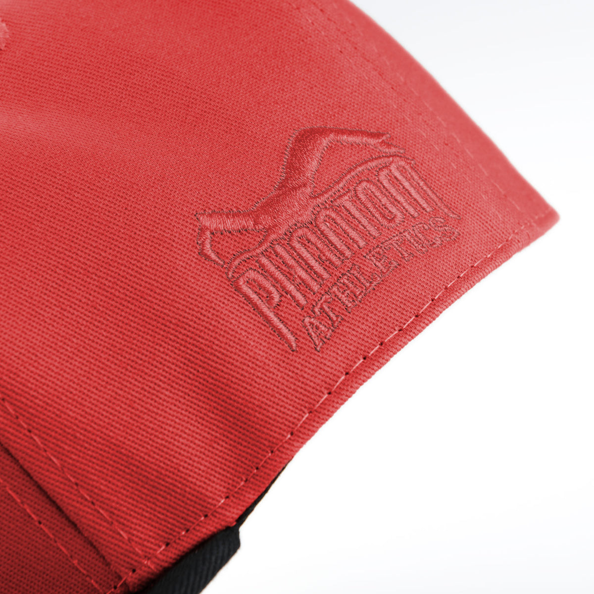 Phantom Cap für Kampfsportler. Rot/Schwarze Basecap mit flachem Schirm und hochwertig gesticktem Phantom Athletics Logo. Ideal für alle MMA Kämpfer, Boxer, BJJ Kämpfer, Thaiboxer oder Kickboxer.