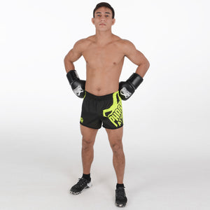 Phantom Athletics Fight Shorts Revolution Black Neon, ideal für Kampfsportler, die Wert auf Leistung und Design legen. Diese Shorts bieten maximale Bewegungsfreiheit und ein einzigartiges Aussehen für Training und Wettkampf.