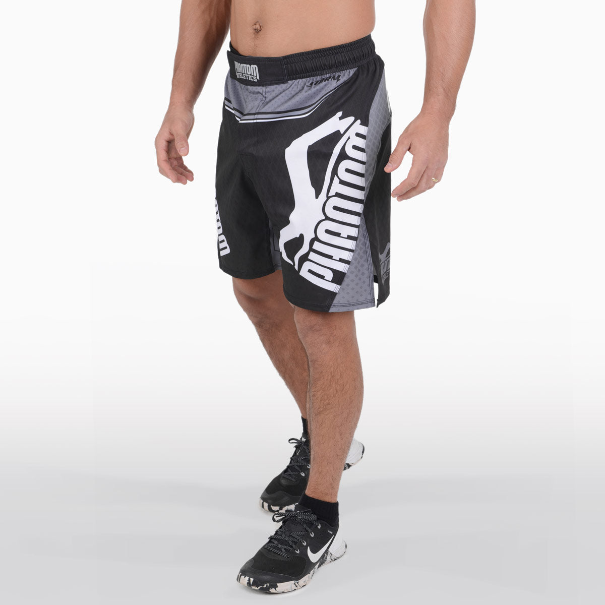Storm Nitro Fightshorts von Phantom Athletics, perfekt für Muay Thai und MMA-Training. Robustes Material kombiniert Funktionalität und Stil für maximale Leistung.