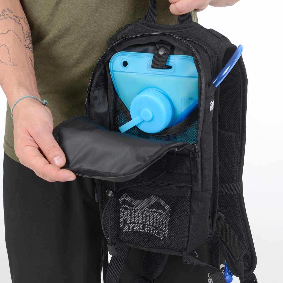 Hochwertiger Hydro-Rucksack von Phantom Athletics, speziell für Kampfsportler entwickelt. Strapazierfähiges Design bietet viel Stauraum für Schutzausrüstung und ein praktisches Trinksystem.