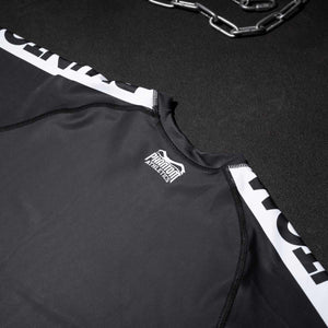 Phantom Rashguard für deinen Kampfsport. Eng anliegendes Kompressionstop für MMA, BJJ, Ringen, Muay Thai und andere Fight Sportarten. Perfekte Verarbeitung, Tragekomfort und Performance. Ideal für Training und Wettkampf. Hier im schwarzen Apex Design.