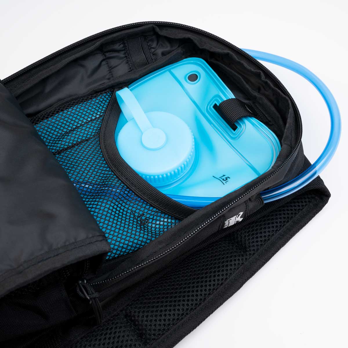 Robuster und funktionaler Hydro-Rucksack von Phantom Athletics, speziell für MMA- und Grappling-Athleten entwickelt. Perfekt für intensives Training und aktive Freizeitgestaltung.