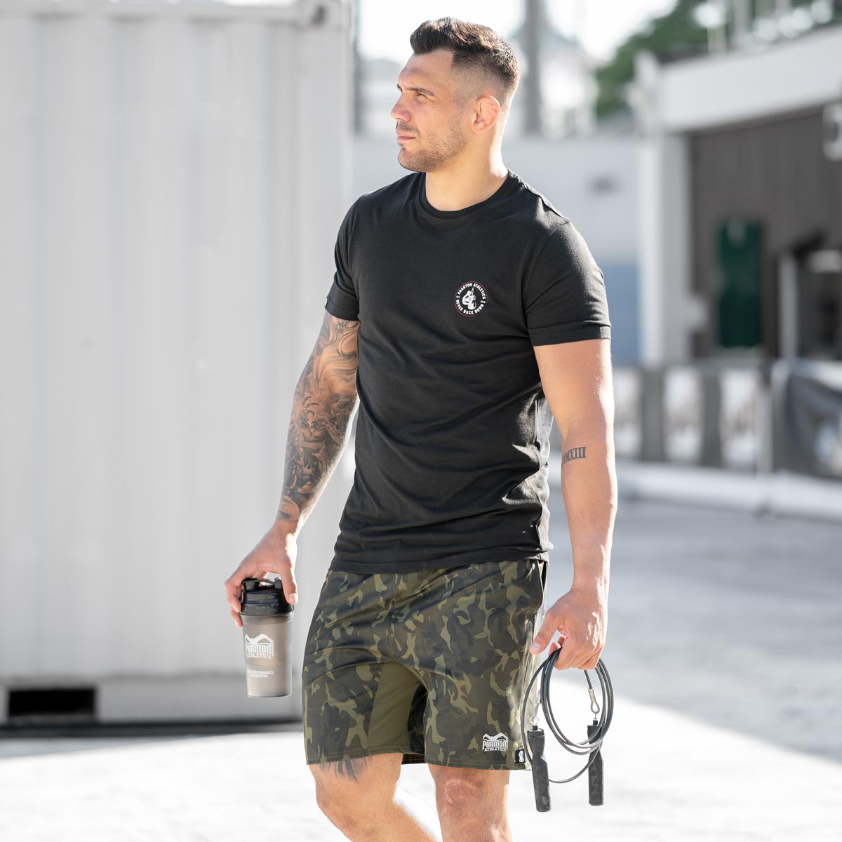 Stylisches Phantom Athletics T-Shirt mit kraftvollem &quot;Never Back Down&quot;-Schriftzug, ideal für MMA-Athleten, Thaiboxer und Grappler. Das widerstandsfähige Design hält den Anforderungen intensiver Trainingseinheiten stand.