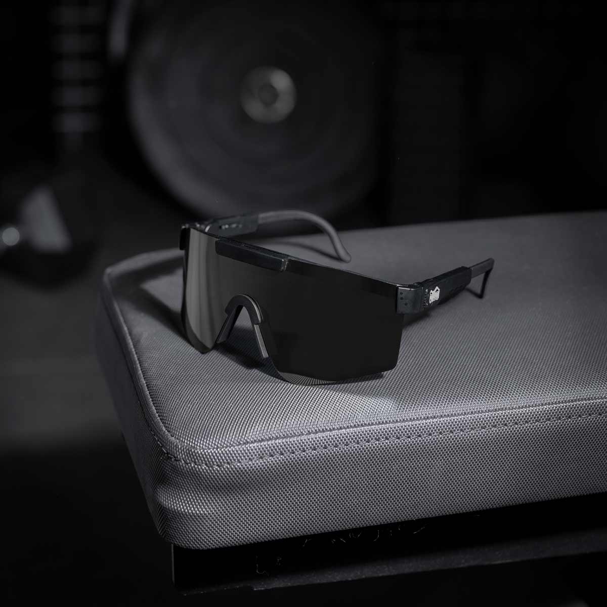 Phantom Athletics Sonnenbrille Delta Black, speziell für Athleten und aktive Lifestyle-Fans entwickelt. Bietet hervorragenden Tragekomfort und schützt zuverlässig vor Sonnenstrahlen.