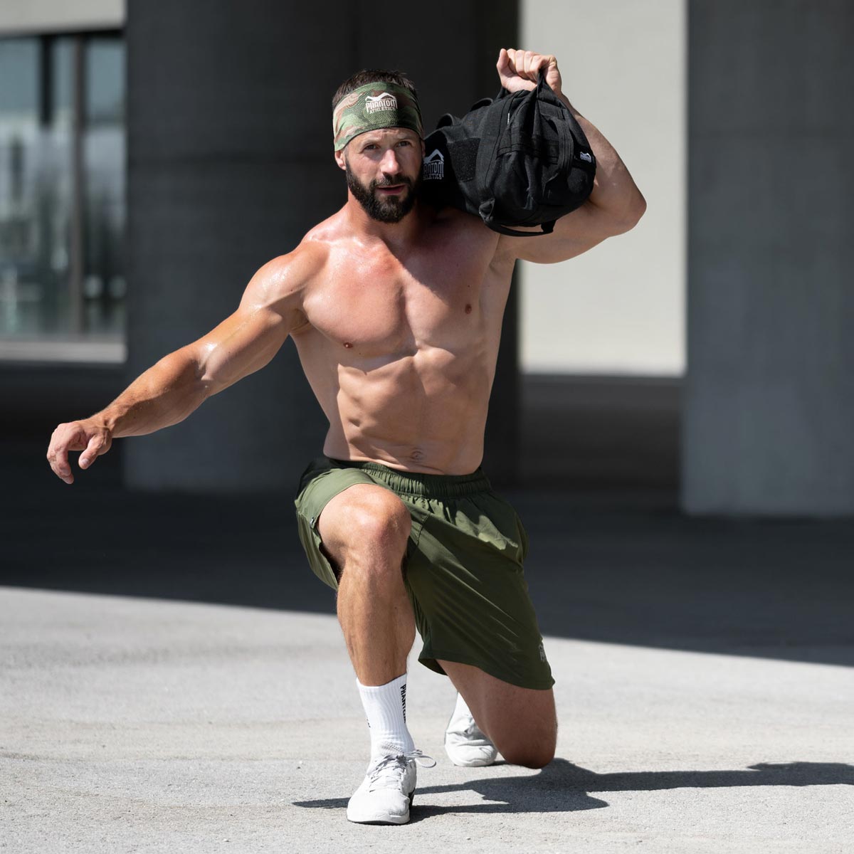 Headband Team Green Camo von Phantom Athletics, perfekt für Kampfsportarten wie MMA und Kickboxen. Robustes und flexibles Material sorgt für maximale Langlebigkeit und Funktionalität.