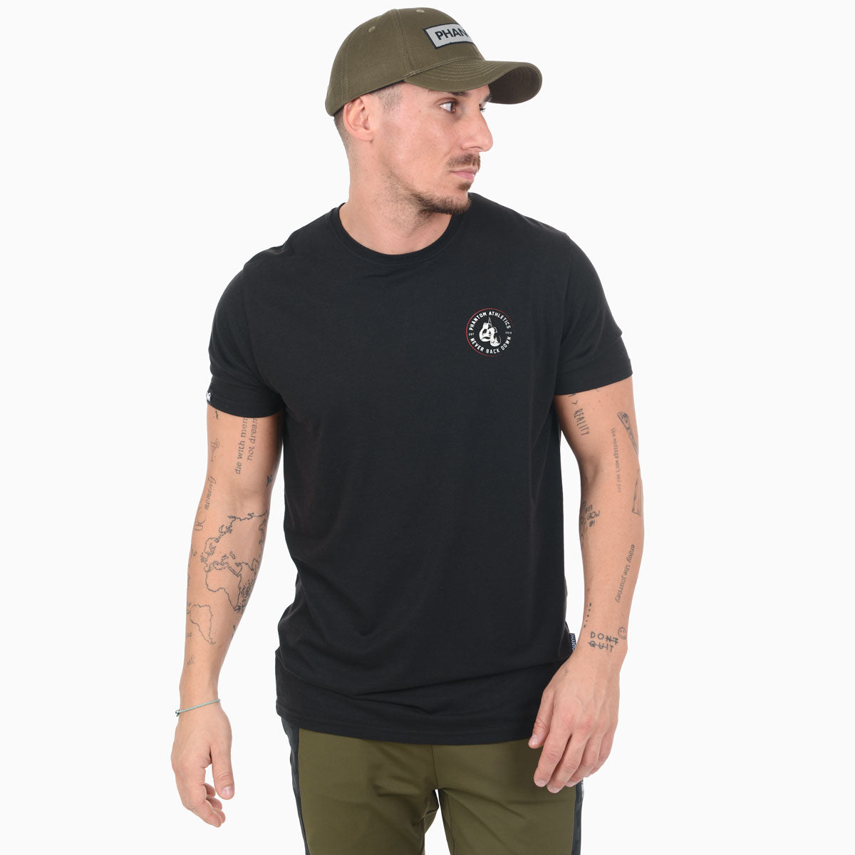 Hochwertiges Phantom Athletics Shirt mit dem inspirierenden &quot;Never Back Down&quot;-Print, speziell für Fans von Muay Thai, MMA und Kickboxen. Das robuste Material hält intensiven Trainingseinheiten stand und bietet maximalen Komfort für Kampfsportler.