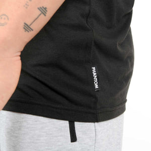 Phantom Athletics T-Shirt Never Back Down, perfekt für Kampfsportler mit einer starken Einstellung. Hergestellt aus hochwertigen Materialien, kombiniert es Komfort und Stil für Training und Freizeit.