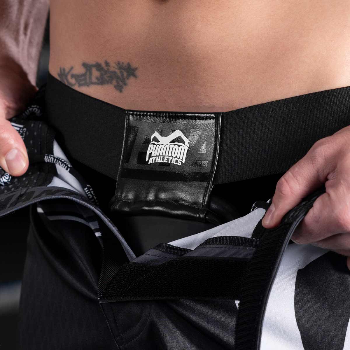 Leistungsstarker Tiefschutz Apex Titan von Phantom Athletics, entwickelt für intensive Kämpfe und Sparring-Sessions. Bietet zuverlässigen Schutz bei höchstem Tragekomfort.