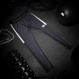 Lange Compression Tights von Phantom für deinen Kampfsport. Überragende Qualität, Passform und Komfort. Perfekt für MMA, Grappling, Muay Thai, BJJ oder auch Ringen. Die beste Kampfsport Legging auf dem Markt. Hier im schwarzen Apex Design.