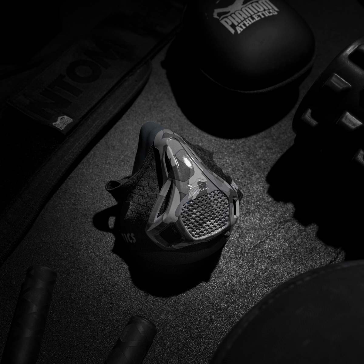 Phantom Athletics Trainingsmaske im Camouflage-Stil, ideal für Muay Thai und MMA. Unterstützt das Training der Atemmuskulatur und fördert die Leistungsfähigkeit.