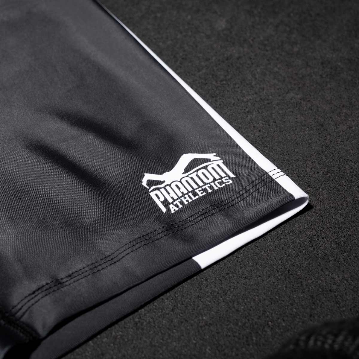 Fightshorts Vector Apex Black von Phantom Athletics, entwickelt für Muay Thai und MMA-Kämpfer. Perfekt für dynamische Kampfsportübungen und intensive Sparring-Sessions.