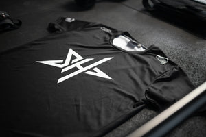 Phantom Athletics Training Shirts im Set, ideal für Muay Thai-, MMA- und BJJ-Vereine. Personalisierbares Design kombiniert mit strapazierfähigen Materialien.