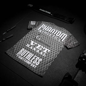 Individual Training Shirts von Phantom Athletics, speziell für Kampfsportgruppen entwickelt. Perfekte Kombination aus Funktionalität, Komfort und anpassbarem Design.