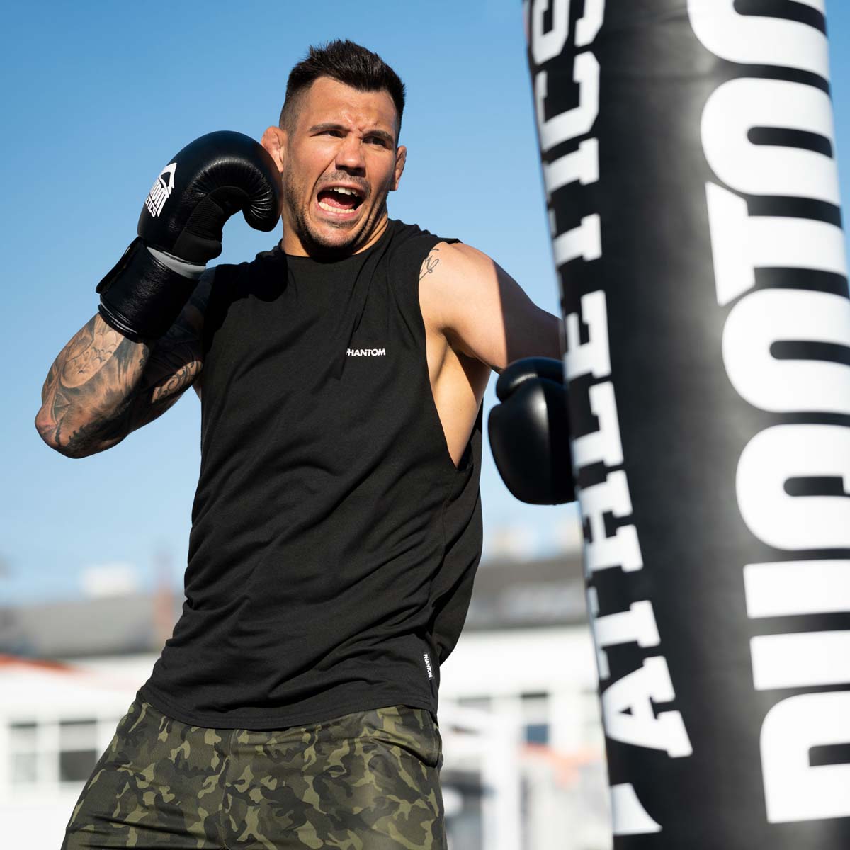 UFC Fighter Aleks Rakic beim MMA Training am Sandsack mit den Phantom Elite ATF Boxhandschuhen. 