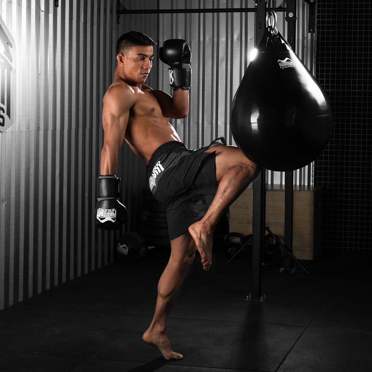 KSW MMA Champion Daniel Torres mit den Phantom Elite ATF Boxhandschuhen beim Training am Phantom Hydro Boxsack.