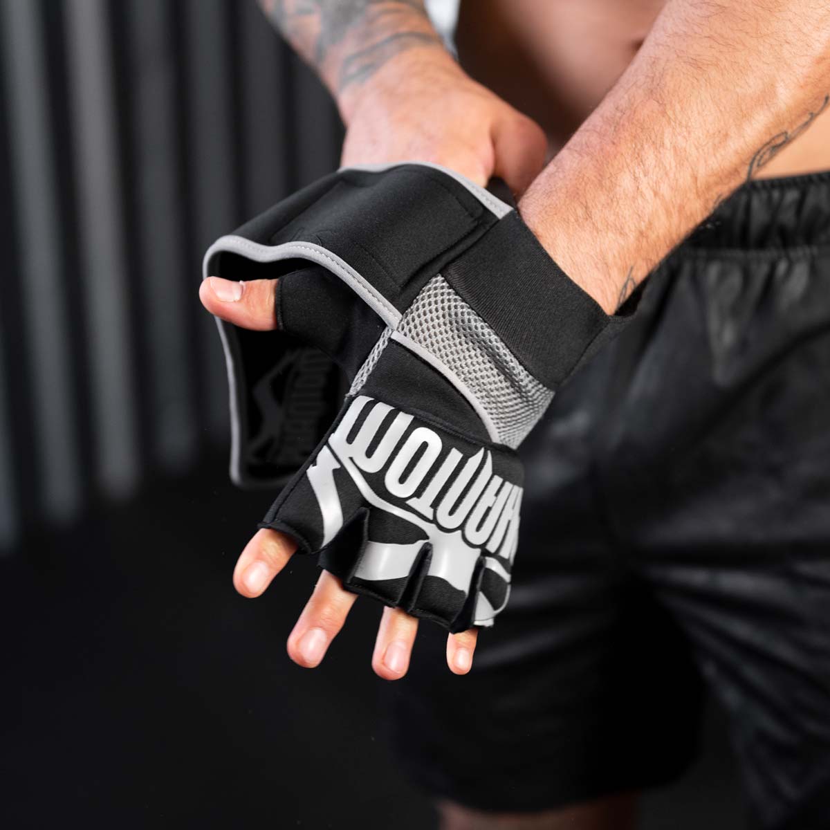UFC Fighter Aleks Rakic zieht sich die Phantom Impact Gel Neopren Handschuhen für sein nächstes Box Training an.
