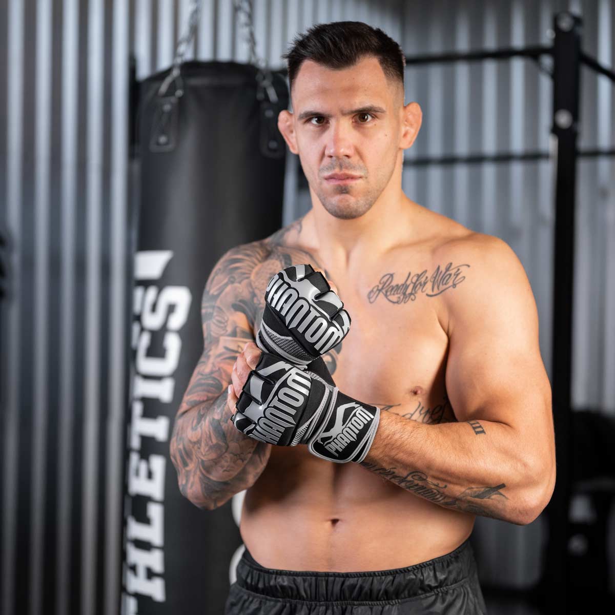 UFC Fighter Aleks Rakic mit den Phantom Impact Gel Neopren Handschuhen für sein nächstes Kampfsporttraining.